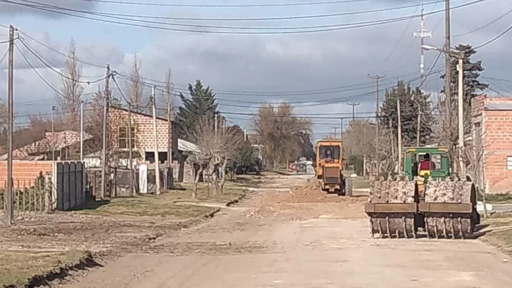 Mejoran la transitabilidad en calles y caminos de Juan N. Fernández
