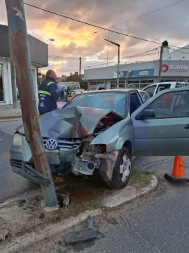 Accidente en Av. 75 y calle 32: un vehículo impactó contra una columna de alumbrado público