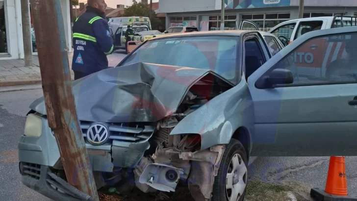 Accidente en Av. 75 y calle 32: un vehículo impactó contra una columna de alumbrado público