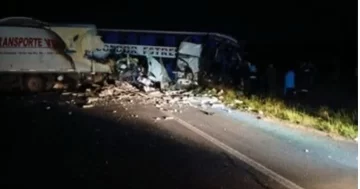 Tragedia en la ruta 3: al menos cuatro muertos tras un choque frontal entre un micro y un camión