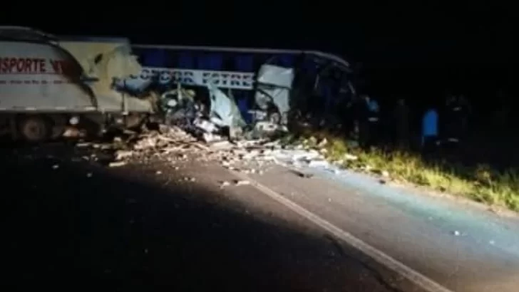 Salió desde Necochea: al menos cuatro muertos tras un choque entre un micro y un camión Salió desde Necochea: al menos cuatro muertos tras un choque entre un micro y un camión