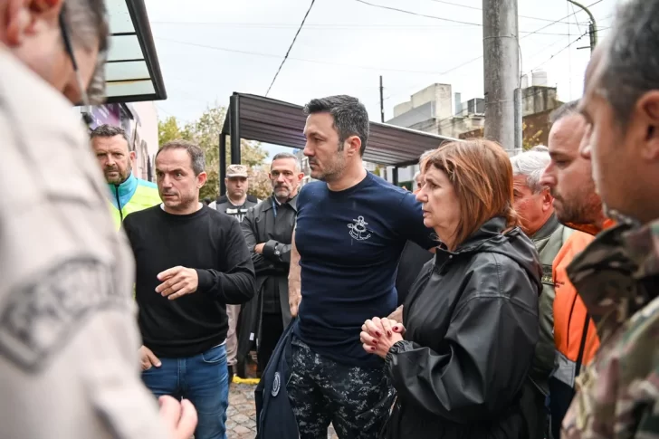 Luis Petri recorrió zonas inundadas y advirtió que en Campana hay más de 1.600 evacuados
