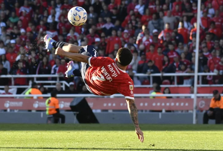 No sabés lo que te perdiste si no viste el gol de chilena de Montiel