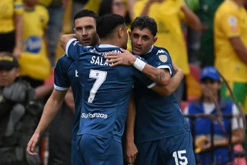 Racing goleó a Bucaramanga en Colombia y trepó a la punta de su grupo