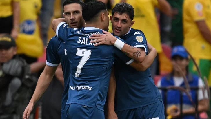 Racing goleó a Bucaramanga en Colombia y trepó a la punta de su grupo