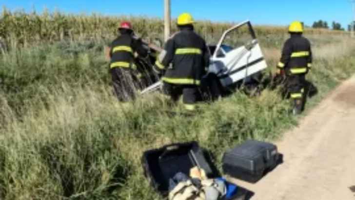Un auto se salió del camino y quedó tirado en la banquina