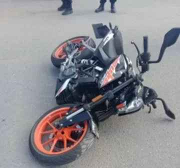 Una moto embistió aun auto