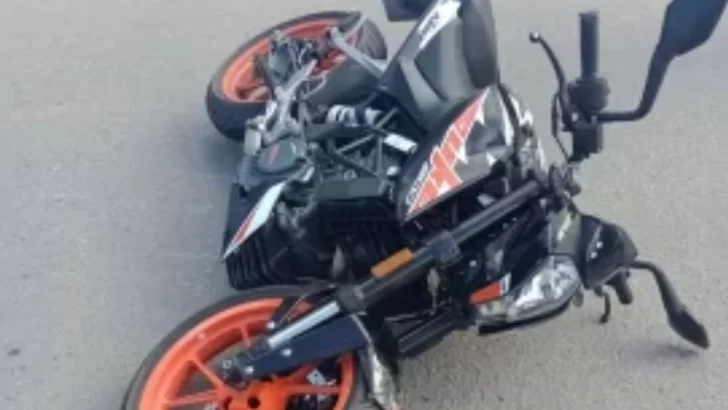 Una moto embistió aun auto