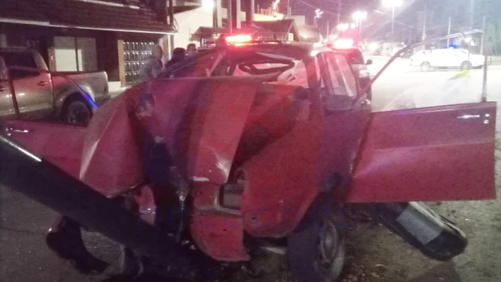 Avenida 75: choco una columna y quedó atrapado en el interior del auto