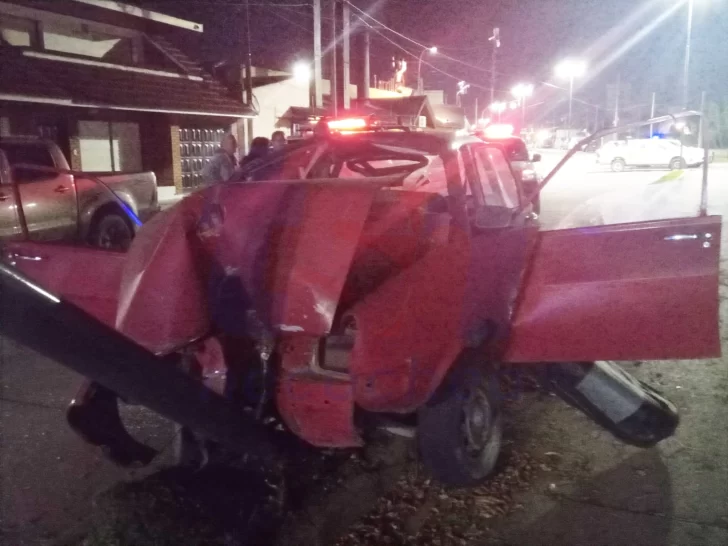 Avenida 75: choco una columna y quedó atrapado en el interior del auto