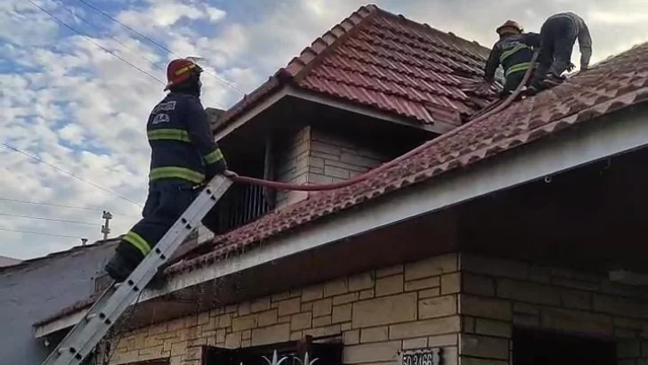 Importantes daños en la parte superior de una vivienda tras incendio