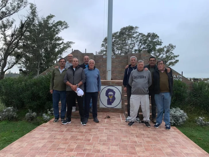 Reconocimiento al quequenense Leoz por su participación en la formación de paracaidistas