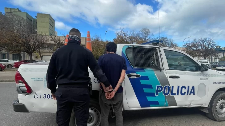 Un hombre fue aprehendido por agredir a su madre