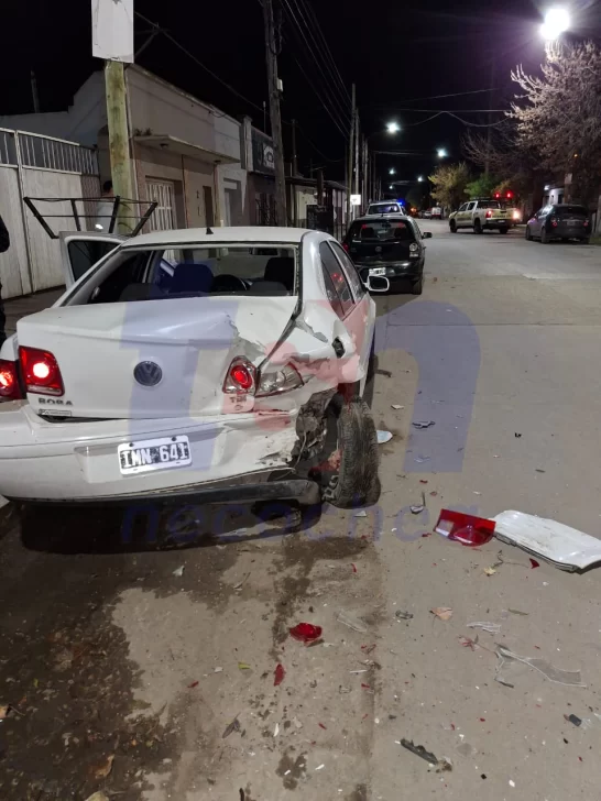 Accidente en 59 y 26: camioneta impactó a dos vehículos estacionados