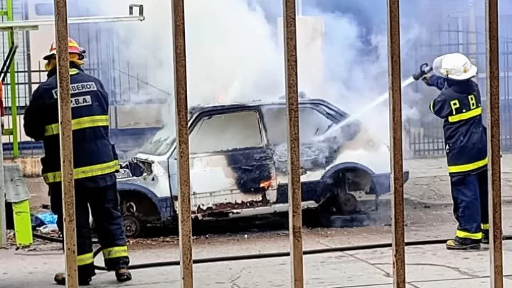 Incendio de un vehículo en la vía pública