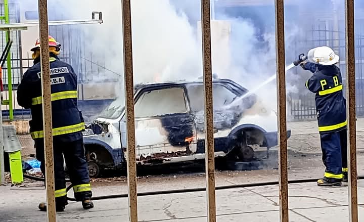 Incendio de un vehículo en la vía pública