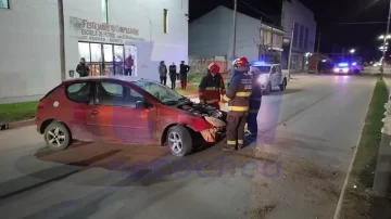 Un auto chocó contra una columna en avendia 75 entre 54 y 56