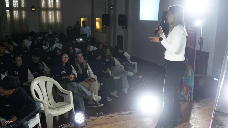 Capacitaron a jóvenes en búsqueda laboral mediante una obra de teatro