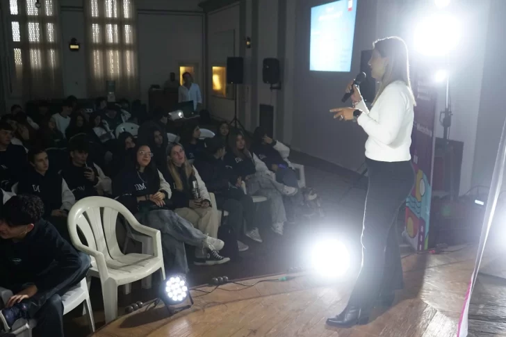 Capacitaron a jóvenes en búsqueda laboral mediante una obra de teatro