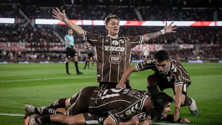 Platense hizo historia al eliminar por penales a River y es semifinalista