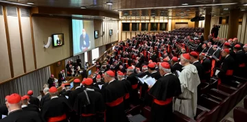 Insólito: un cardenal del Cónclave vació el frigobar de su cuarto pensando que era gratis
