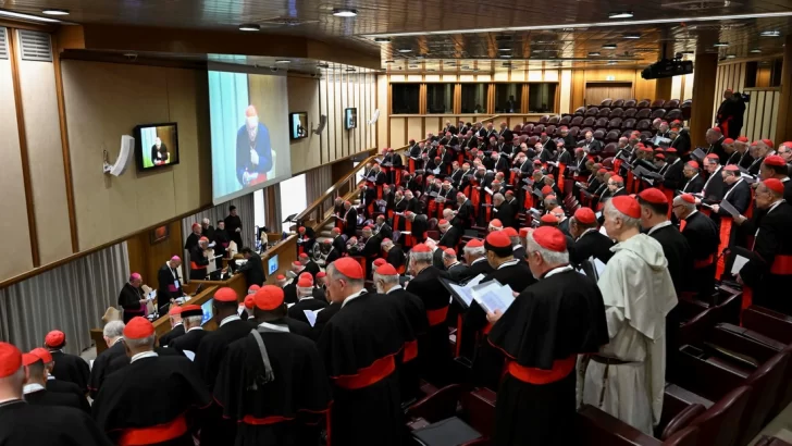 Insólito: un cardenal del Cónclave vació el frigobar de su cuarto pensando que era gratis