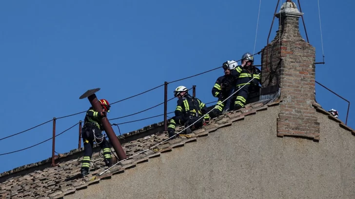 El Vaticano ya instaló la chimenea en la Capilla Sixtina para el cónclave