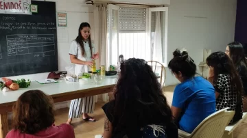 El último viernes de cada mes se brinda un taller gratuito de comida saludable