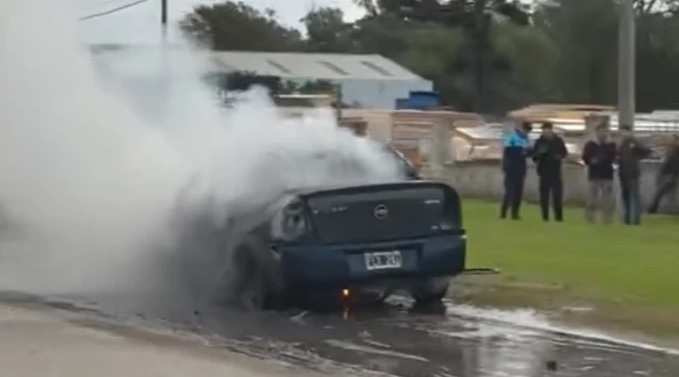 Un auto se prendió fuego en la ruta 88