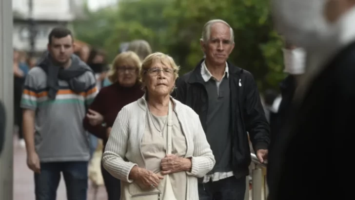 Oficializaron el bono de 70 mil pesos para jubilados: cuánto cobrarán los de la mínima