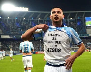 Racing goleó a Colo Colo y ya está en octavos de final