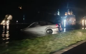 Caos en Ruta 9: autos flotando, cortes totales y demoras de más de 90 minutos por las inundaciones
