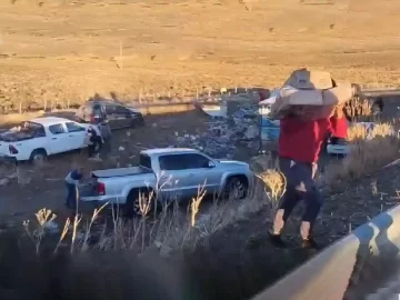 Indignante video: un camión volcó, el chofer murió y los vecinos saquearon la mercadería