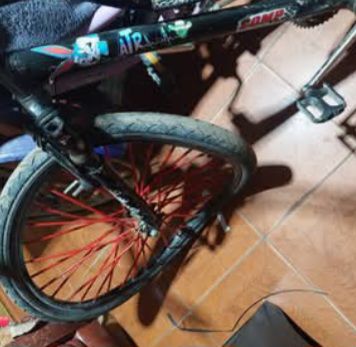 Accidente entre una moto y un menor en bicicleta