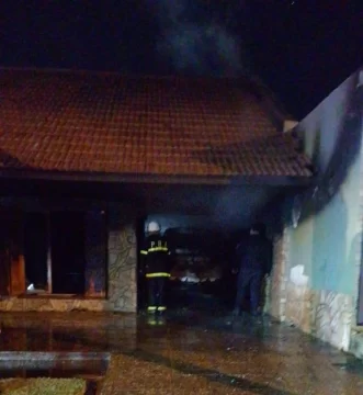 Dos dotaciones de bomberos combatieron las llamas en una vivienda