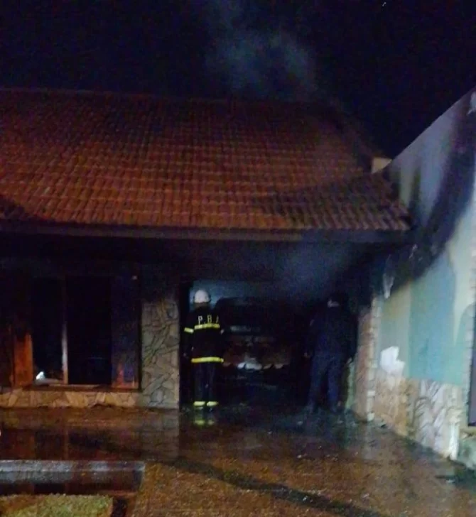 Dos dotaciones de bomberos combatieron las llamas en una vivienda