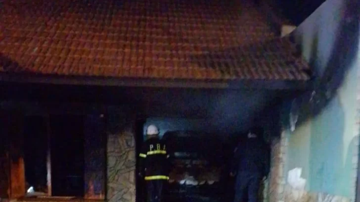 Dos dotaciones de bomberos combatieron las llamas en una vivienda