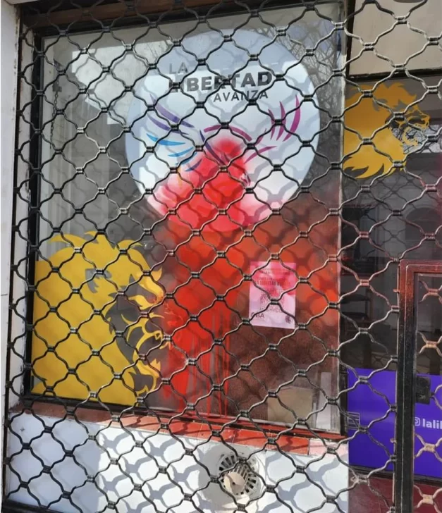Vandalizaron el local partidaria de “La Libertad Avanza”