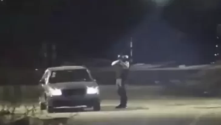 Video: terror por el “loco de la escopeta” que les dispara a los autos en plena calle