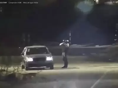 Video: terror por el “loco de la escopeta” que les dispara a los autos en plena calle