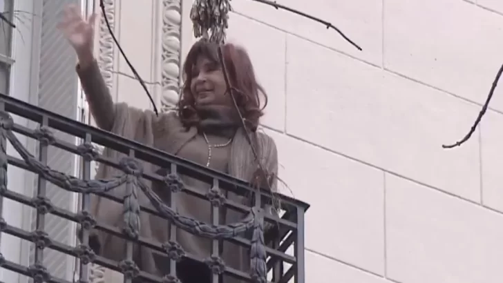 Video: Cristina Kirchner salió nuevamente al balcón y arengó a la militancia: “¡Vamos a volver!”