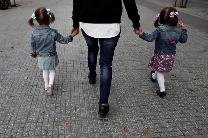 ¿Cuánto cuesta criar un hijo en Argentina? Según el INDEC, más de $516.000 por mes