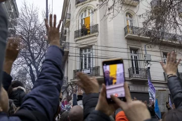 ¿Cristina Kirchner puede salir al balcón a saludar a los militantes durante su prisión domiciliaria?