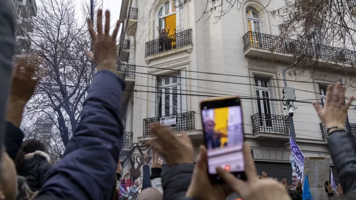 ¿Cristina Kirchner puede salir al balcón a saludar a los militantes durante su prisión domiciliaria?