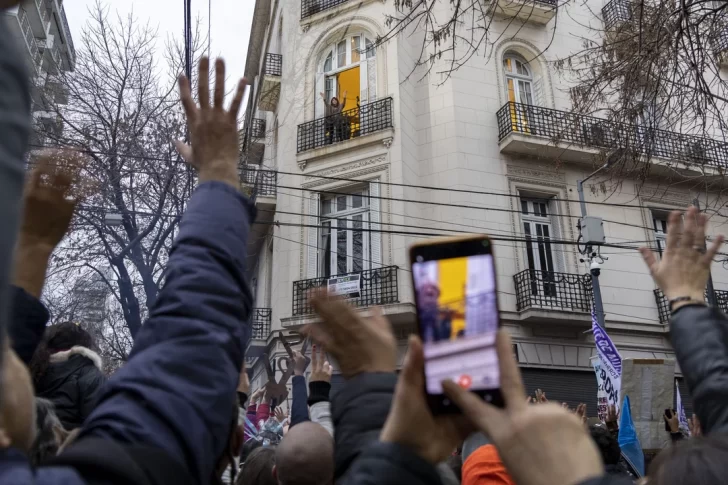 ¿Cristina Kirchner puede salir al balcón a saludar a los militantes durante su prisión domiciliaria?