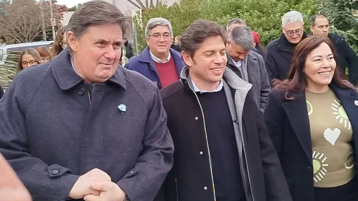Kicillof entregó Móviles y un camión recolector  en San Cayetano