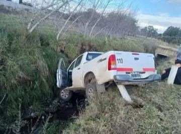 Una camioneta cayó a un zanjón en la calle Necochea
