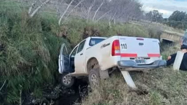 Una camioneta cayó a un zanjón en la calle Necochea
