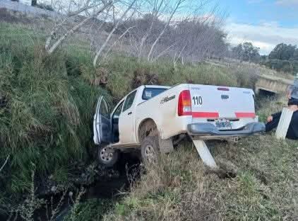 Una camioneta cayó a un zanjón en la calle Necochea