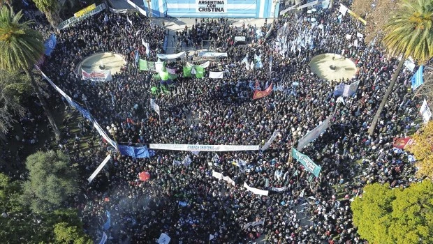El Gobierno minimizó la concurrencia en la marcha en defensa de CFK : “Una cancha de Huracán”